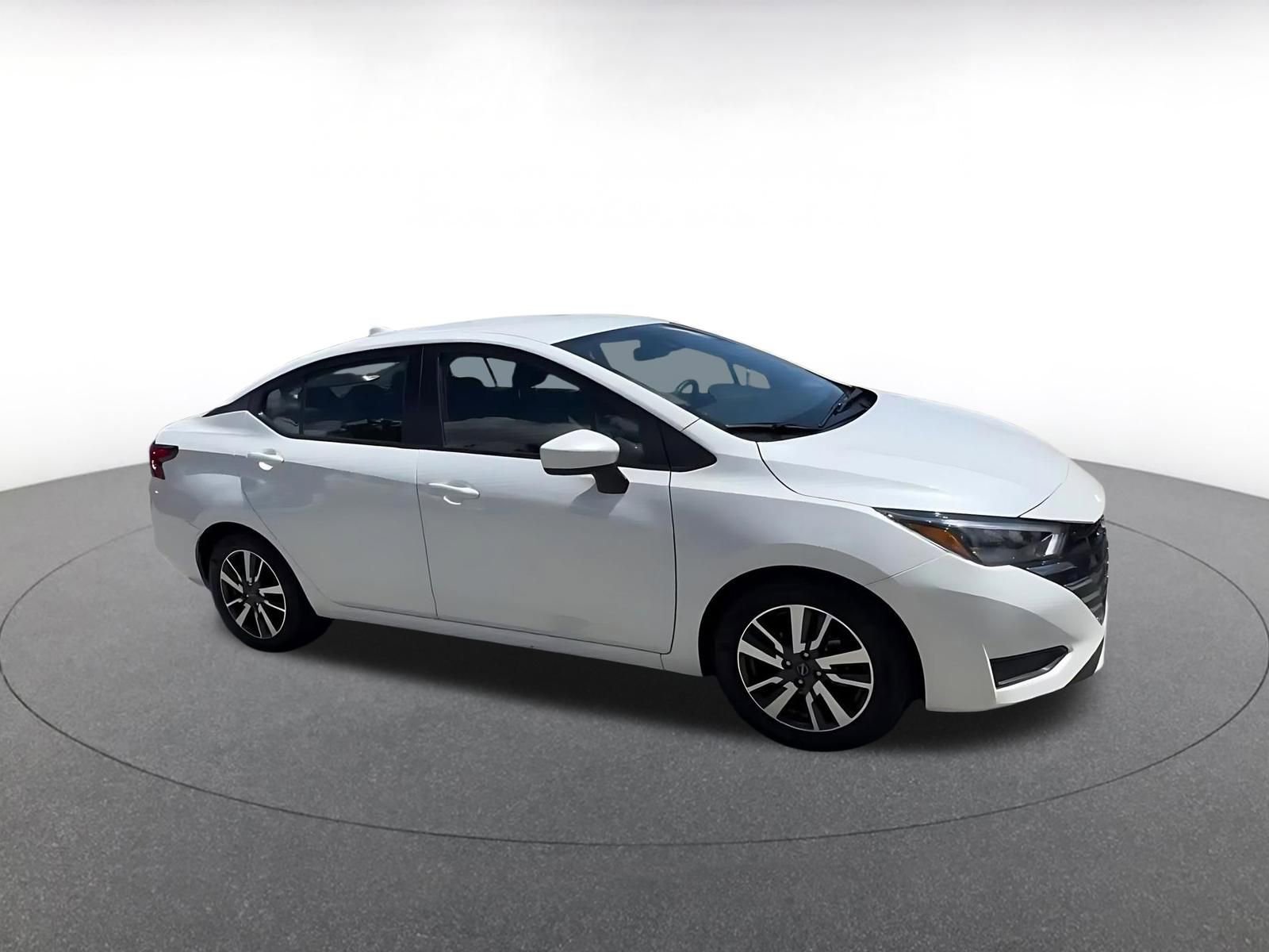 Used 2025 Nissan Versa SV image 2