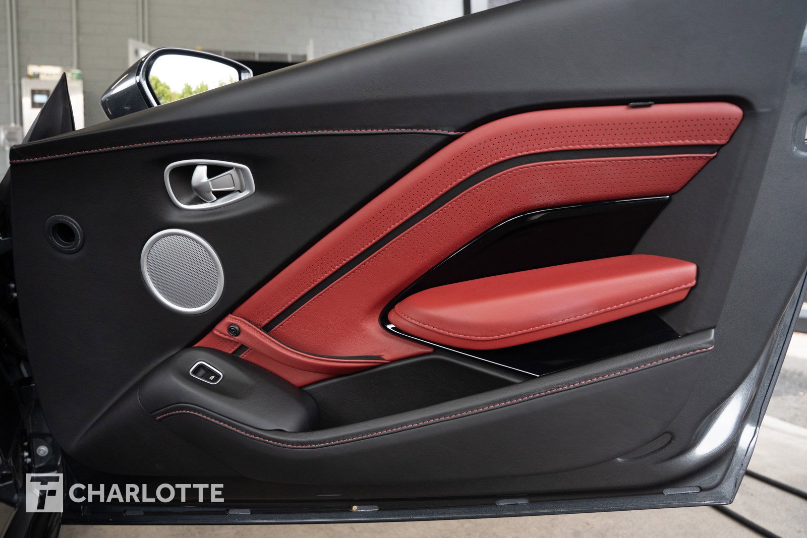 Used 2021 Aston Martin V8 Vantage Roadster image 32