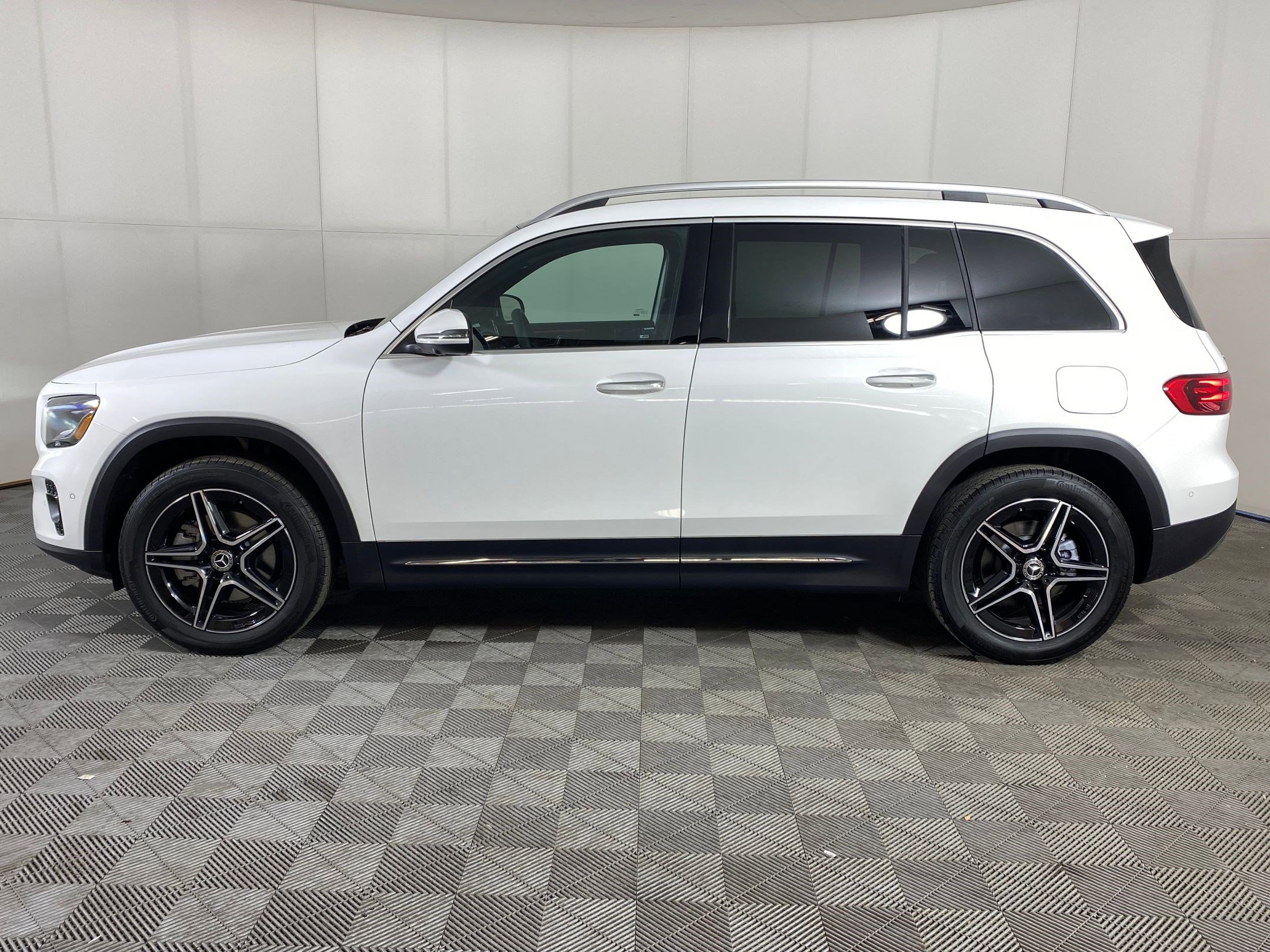 Used 2026 Mercedes-Benz GLB 250 4MATIC image 2