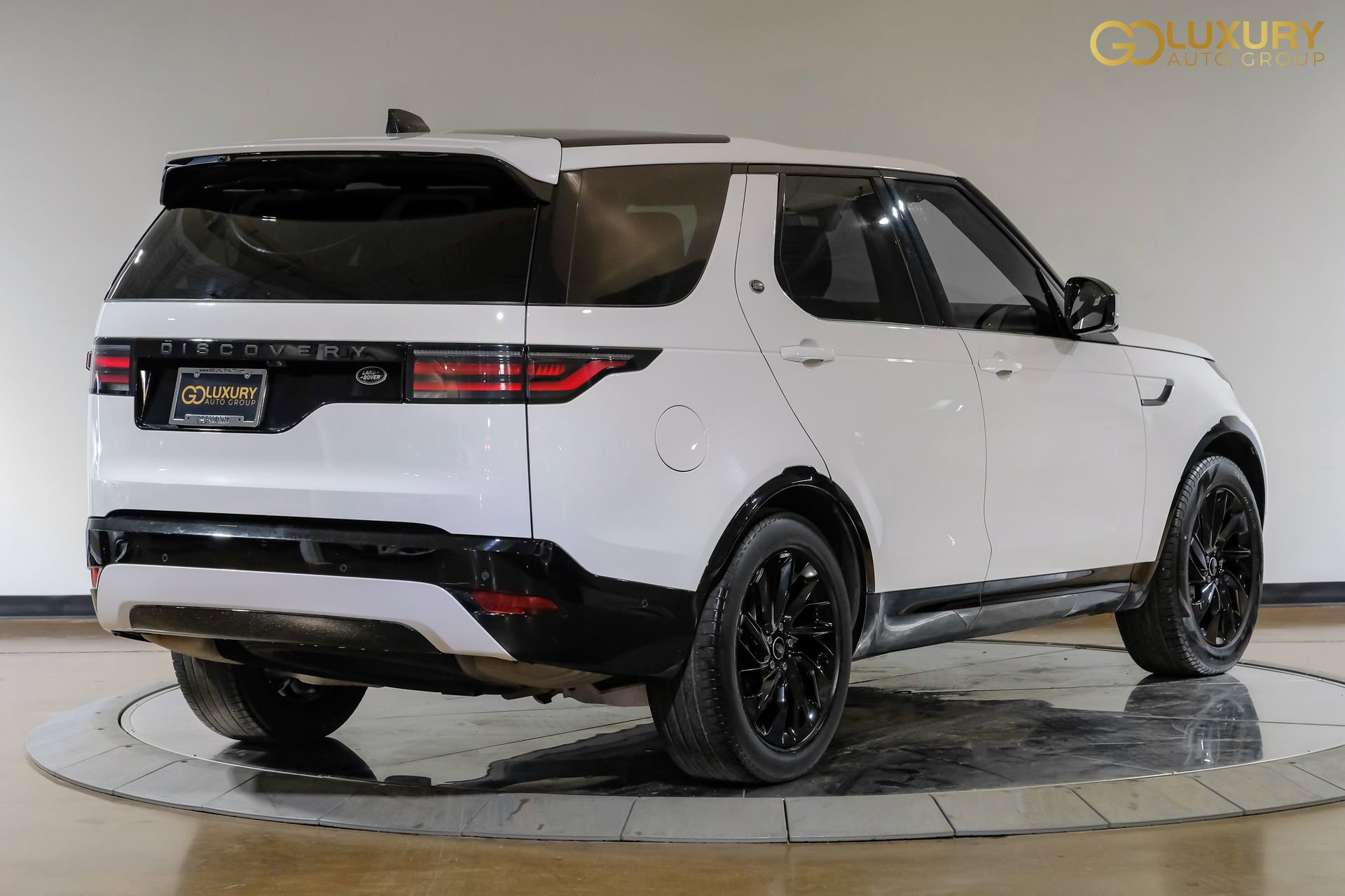 Used 2023 Land Rover Discovery S R-Dynamic image 10
