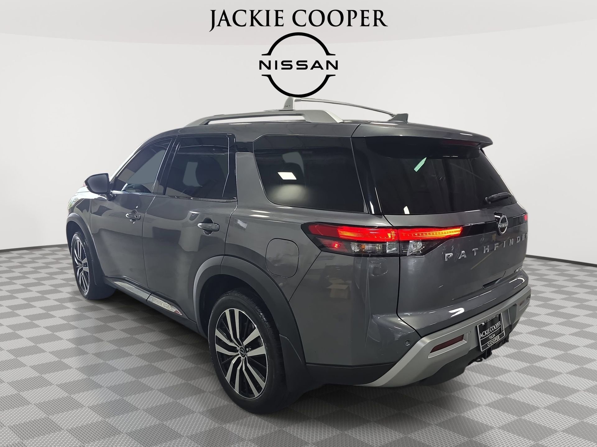 Used 2025 Nissan Pathfinder Platinum FWD image 7