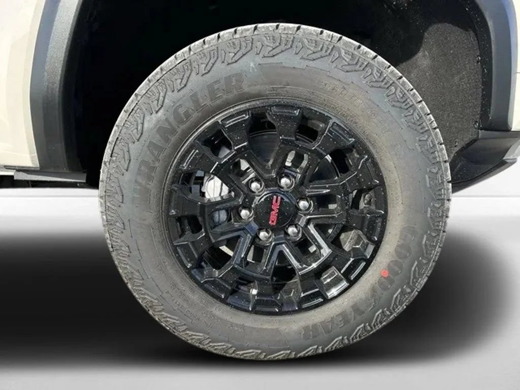 New 2026 GMC Canyon Elevation w/ LPO, Black Badging Package RWD image 38