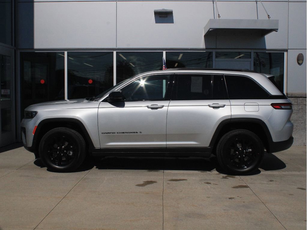 Used 2026 Jeep Grand Cherokee Altitude AWD/4WD image 4