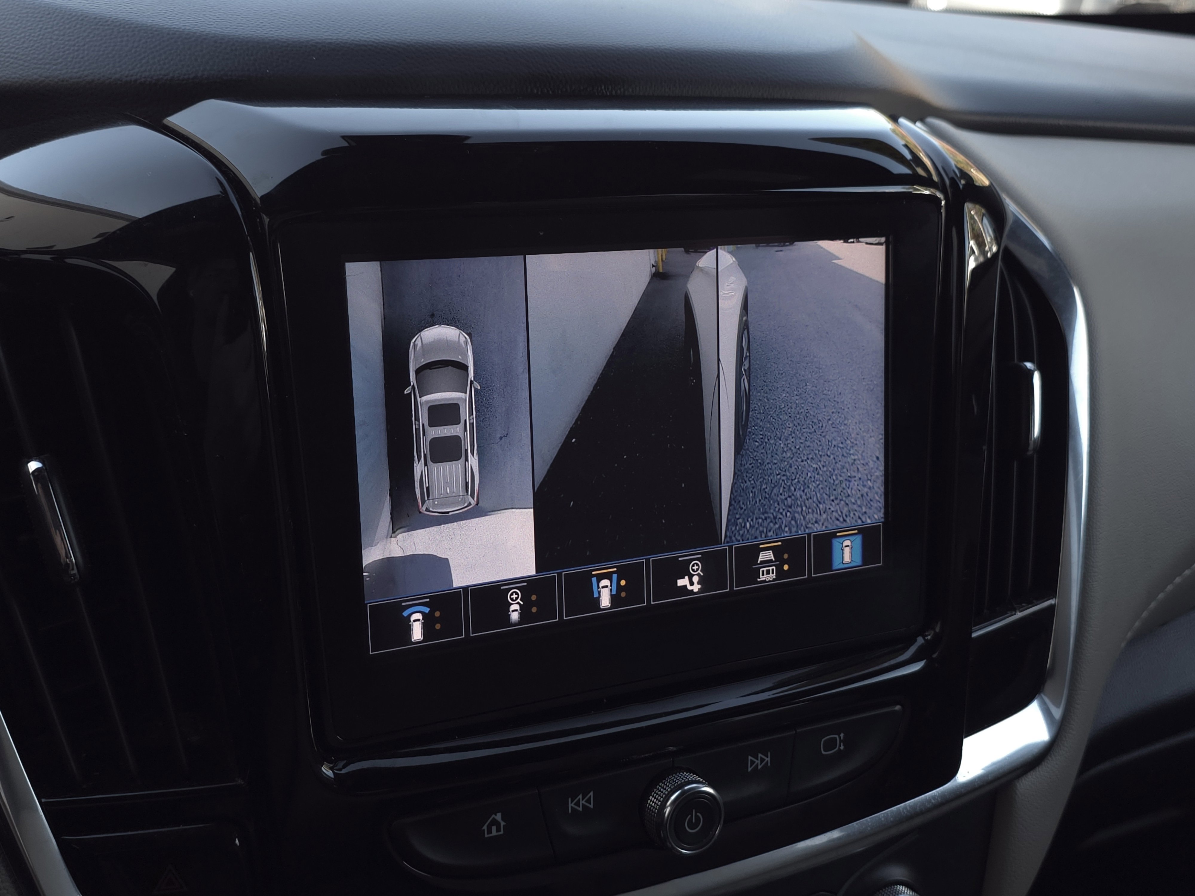 Used 2023 Chevrolet Traverse LT w/ LT Premium Package image 24