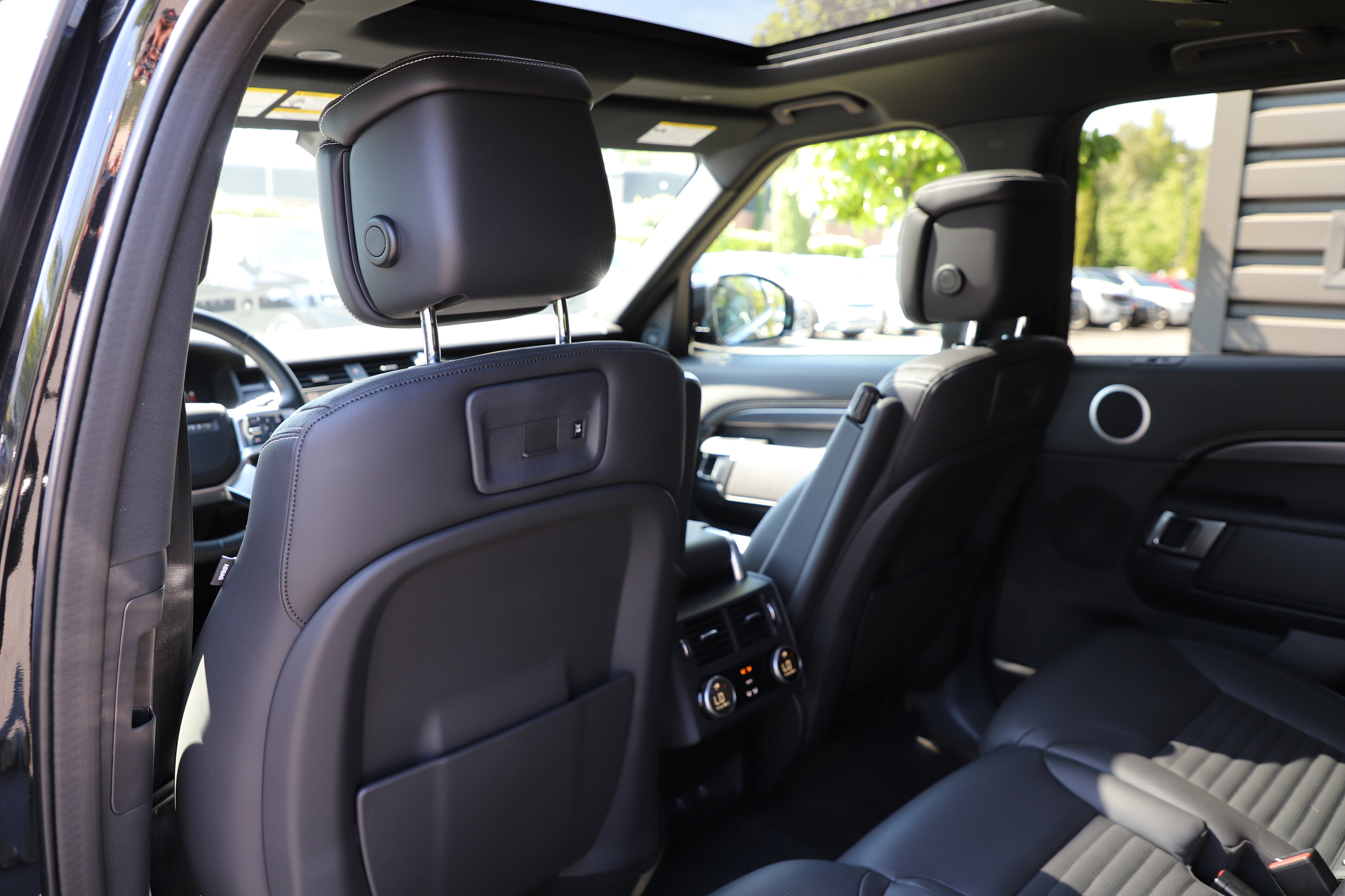 Certified 2025 Land Rover Discovery Metropolitan Edition AWD/4WD image 15