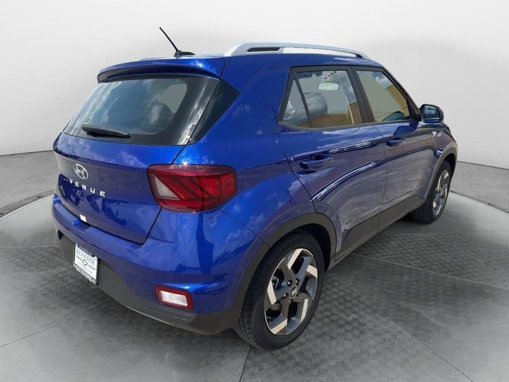 Used 2024 Hyundai Venue Limited FWD image 3