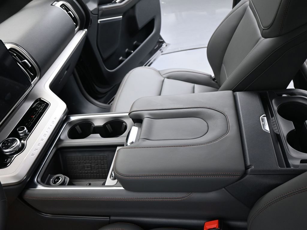 New 2025 Ford Expedition Active image 2