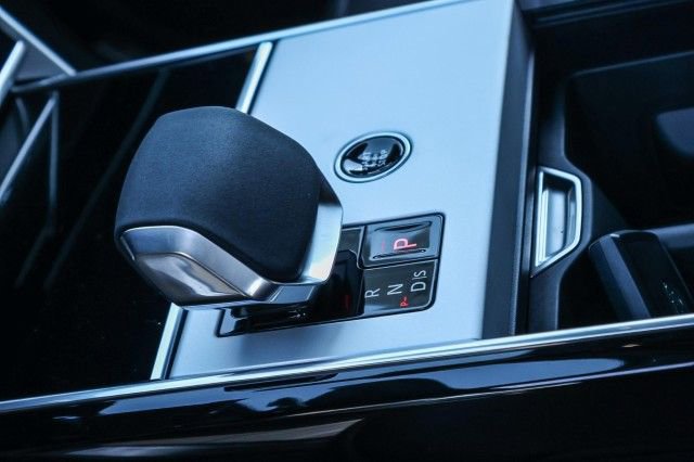 New 2025 Land Rover Range Rover SE image 19