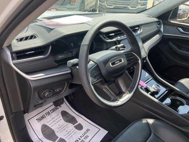 Certified 2023 Jeep Grand Cherokee Limited w/ Luxury Tech Group II AWD/4WD image 14