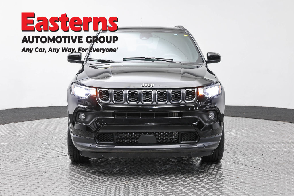 Used 2025 Jeep Compass Latitude w/ Sun & Sound Group AWD/4WD image 3