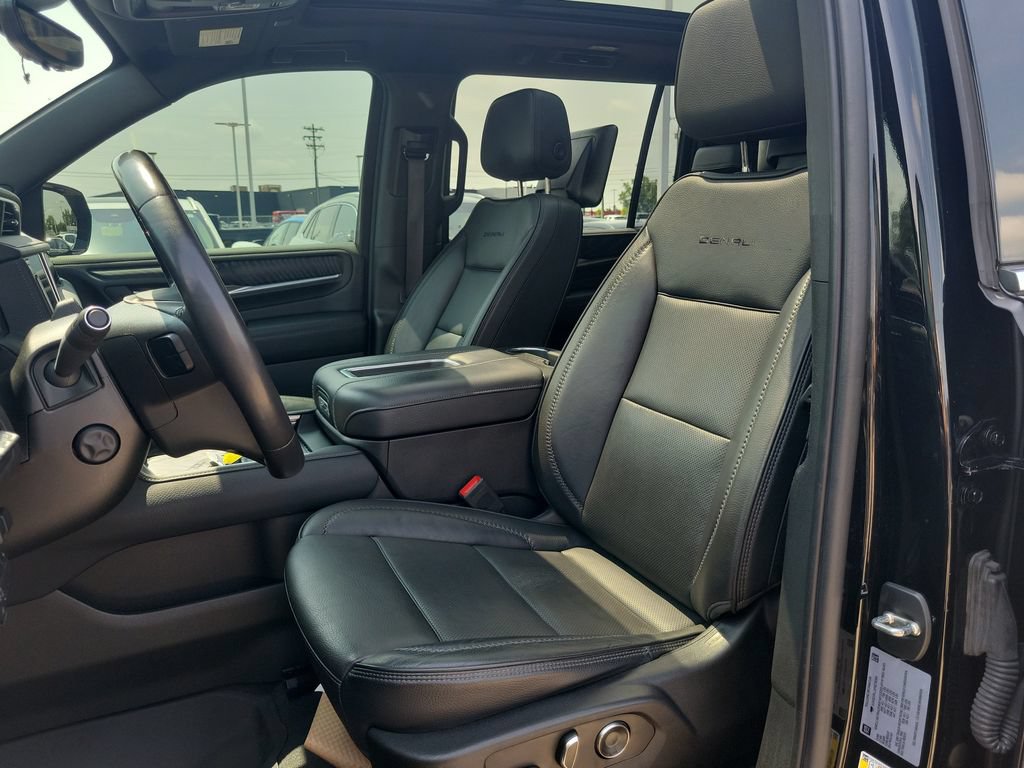 Used 2023 GMC Yukon XL Denali w/ Denali Reserve Package AWD/4WD image 17