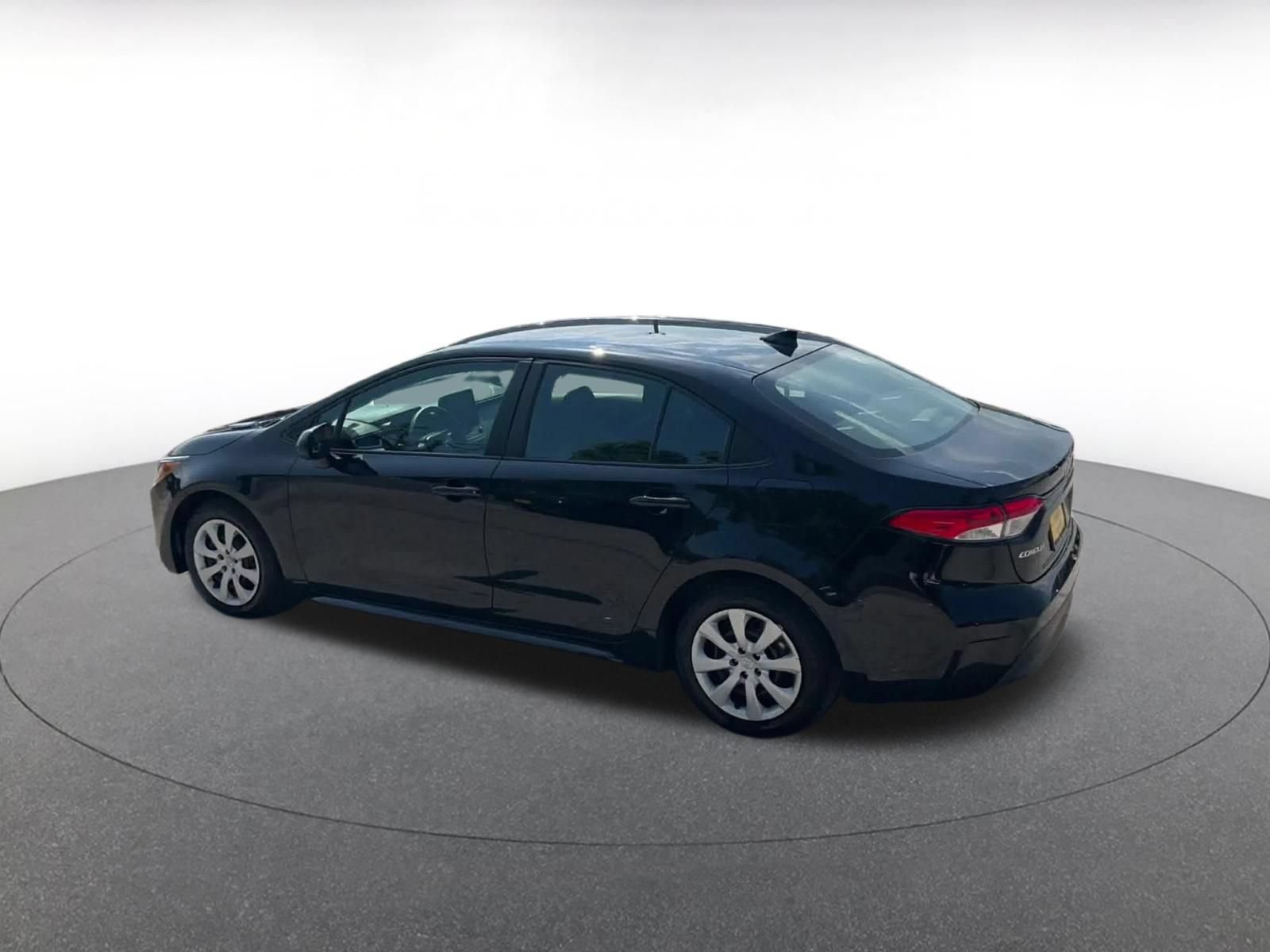 Used 2025 Toyota Corolla LE FWD image 10