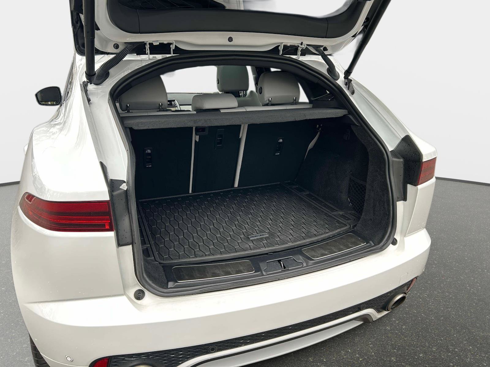 Used 2024 Jaguar E-PACE R-Dynamic SE image 17