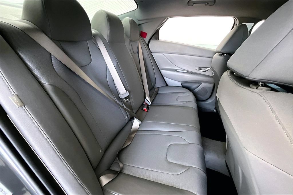 Used 2026 Hyundai Elantra SE FWD image 30