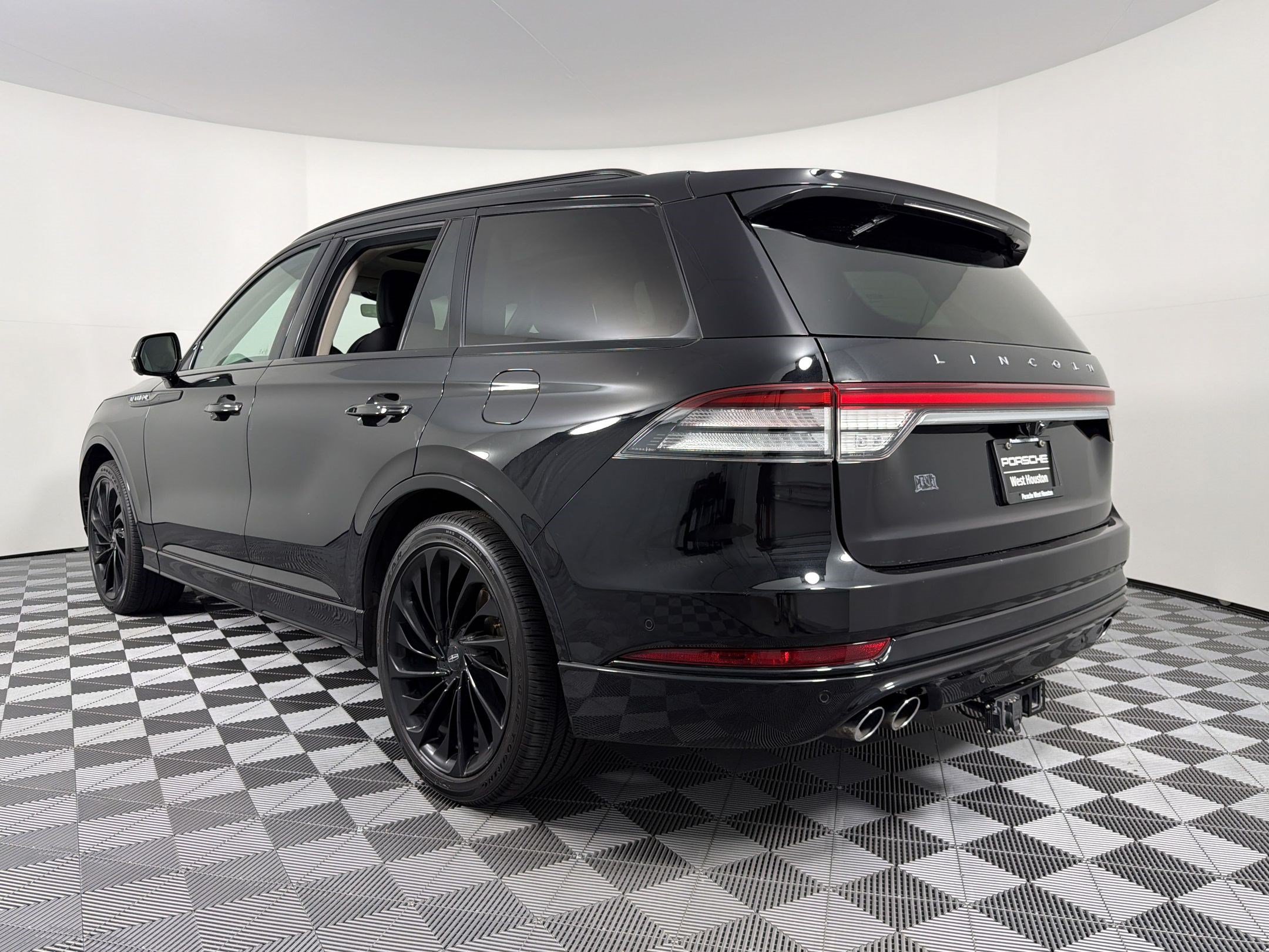 Used 2023 Lincoln Aviator Reserve w/ Equipment Group 201A RWD image 3