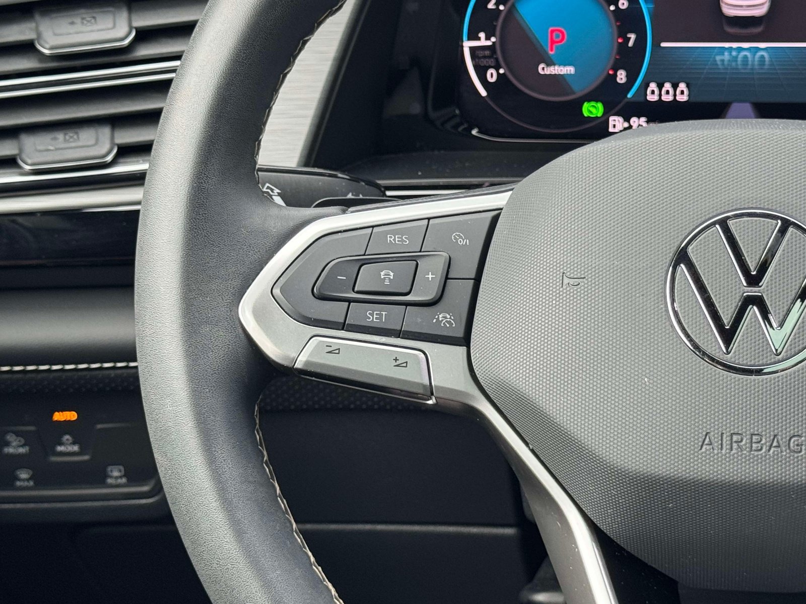 Certified 2024 Volkswagen Atlas Cross Sport SE w/ Panoramic Sunroof Package AWD/4WD image 26