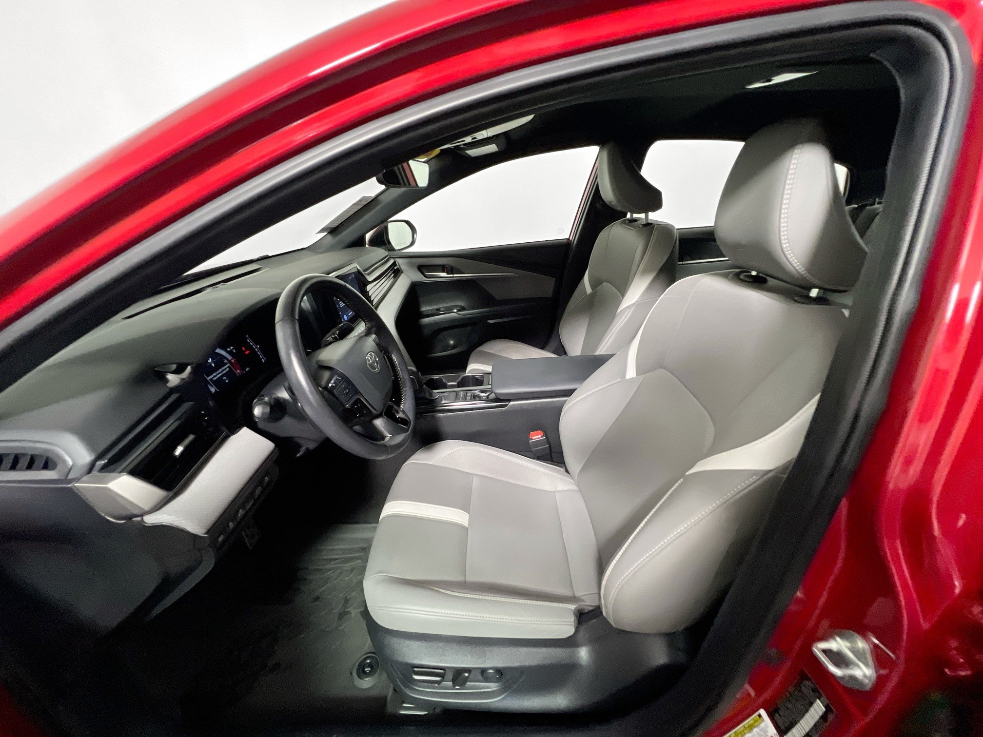 Used 2025 Toyota Camry SE w/ Convenience Package FWD image 13