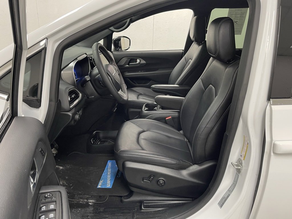 Used 2025 Chrysler Pacifica Select image 19