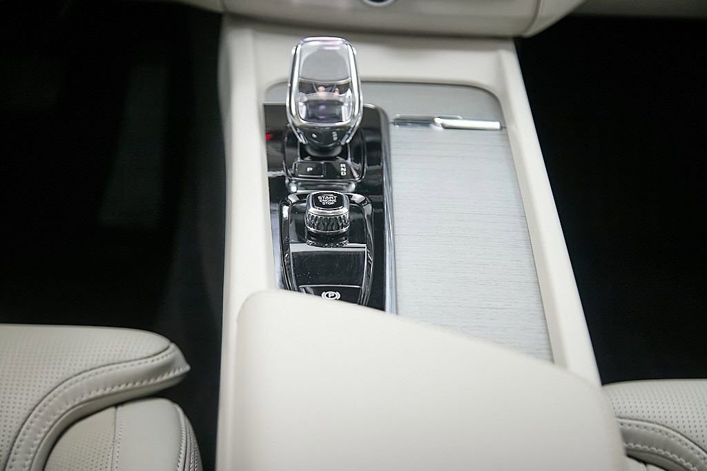 Certified 2024 Volvo XC60 T8 Ultimate w/ Protection Package Premier image 31