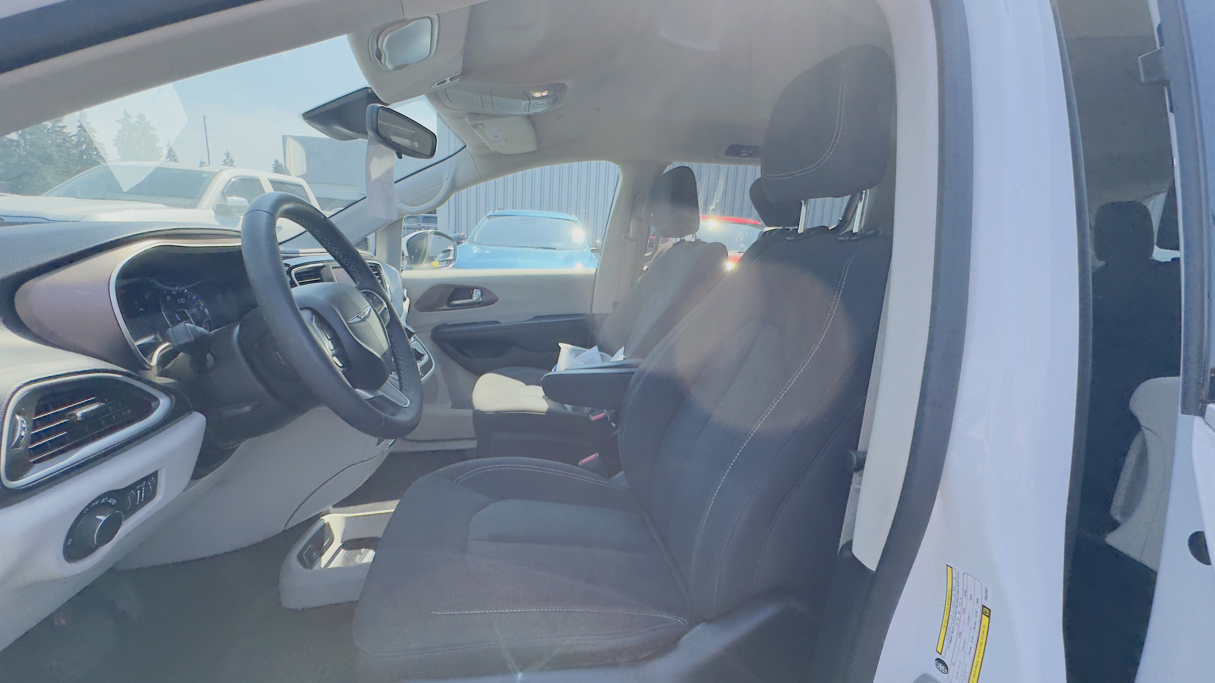 Used 2023 Chrysler Voyager LX image 16