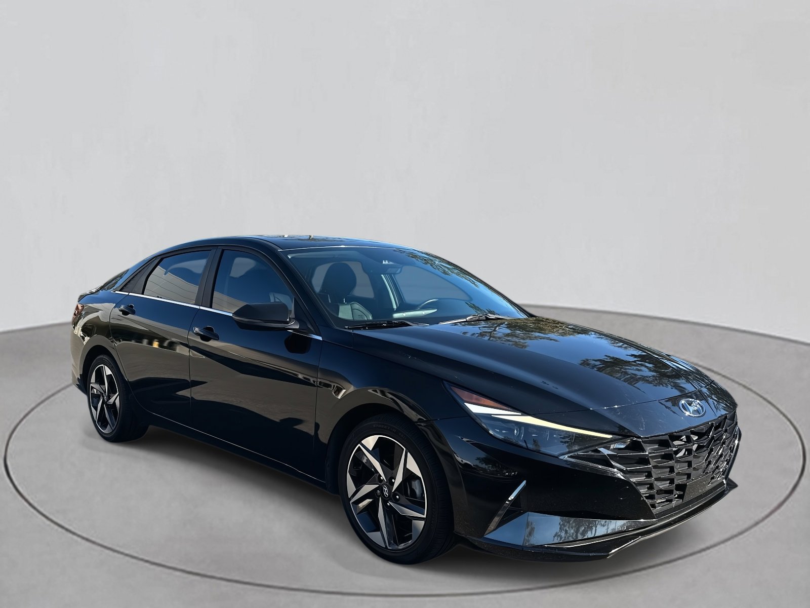 Used 2023 Hyundai Elantra Limited w/ Preferred Accessory Package image 8