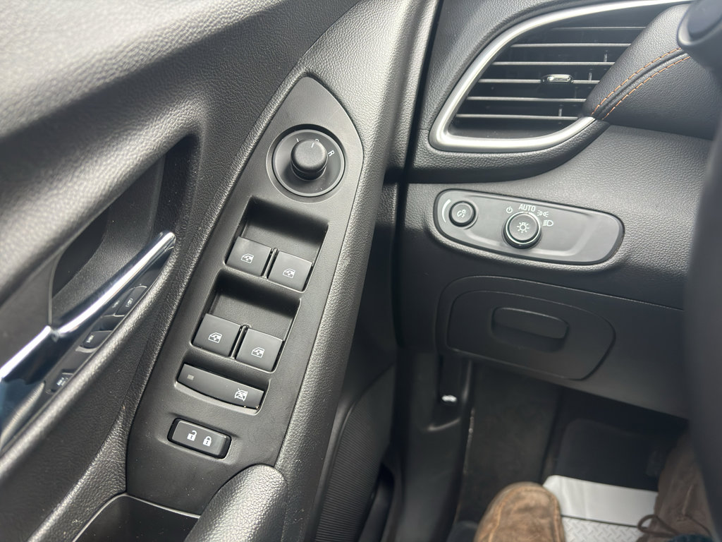 Used 2022 Chevrolet Trax LT w/ LT Convenience Package image 25