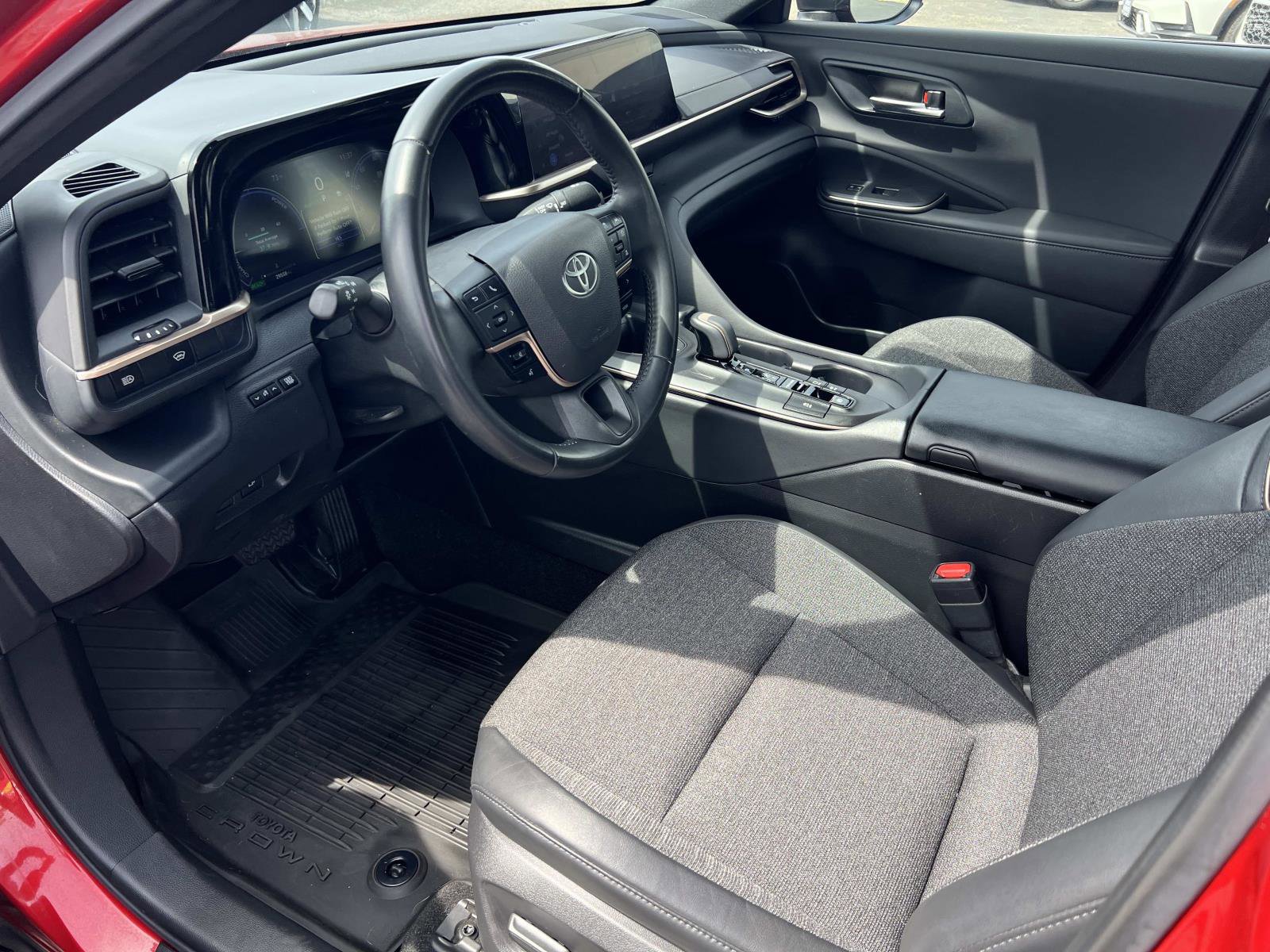 Used 2023 Toyota Crown XLE image 5