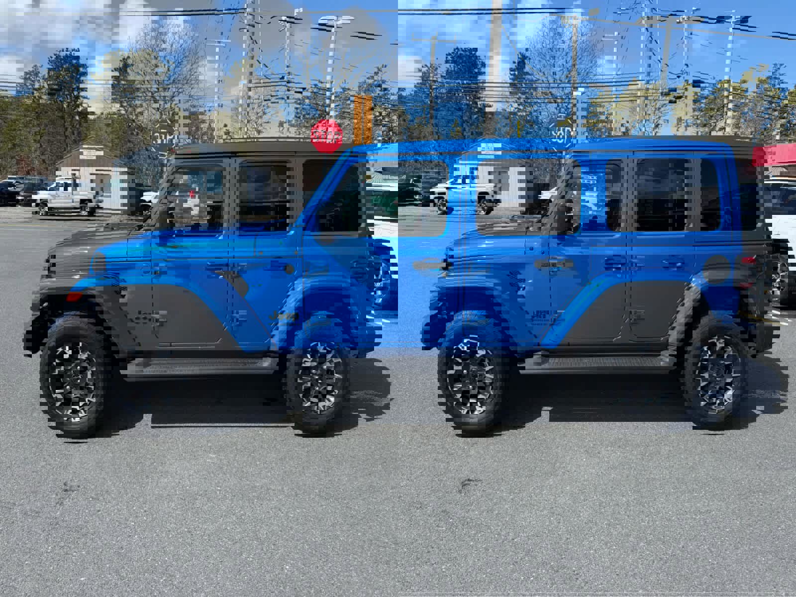 Used 2025 Jeep Wrangler Sahara w/ Safety Group image 8