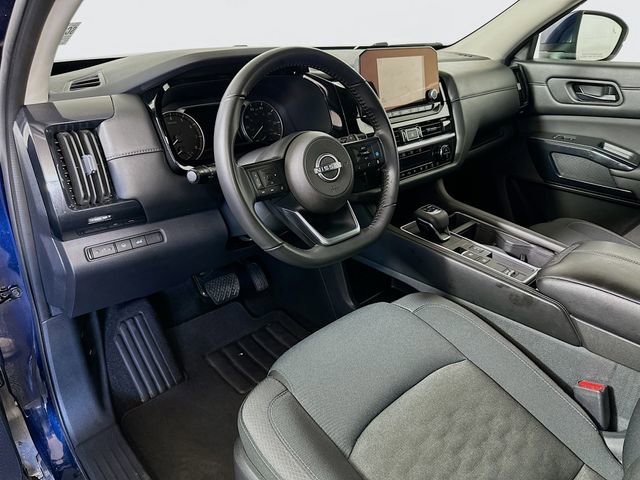 Used 2025 Nissan Pathfinder SV image 10