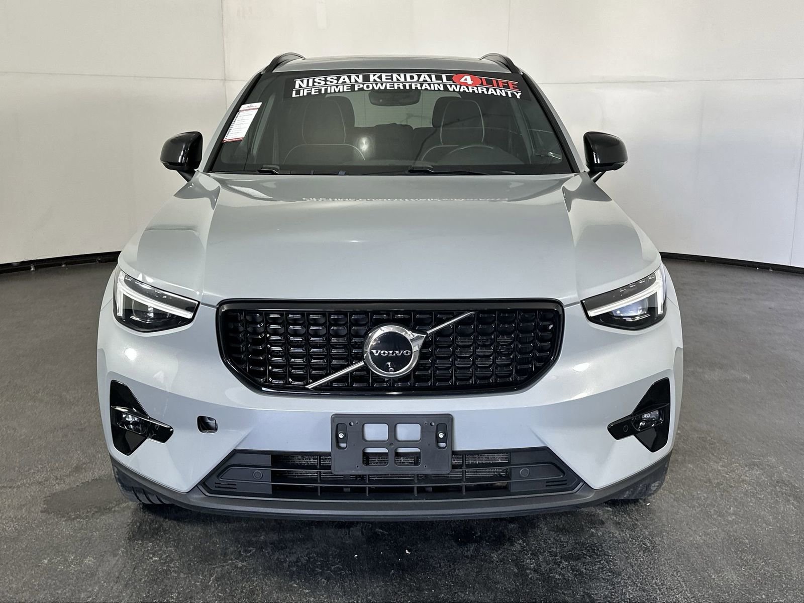 Used 2024 Volvo XC40 B5 Plus image 3