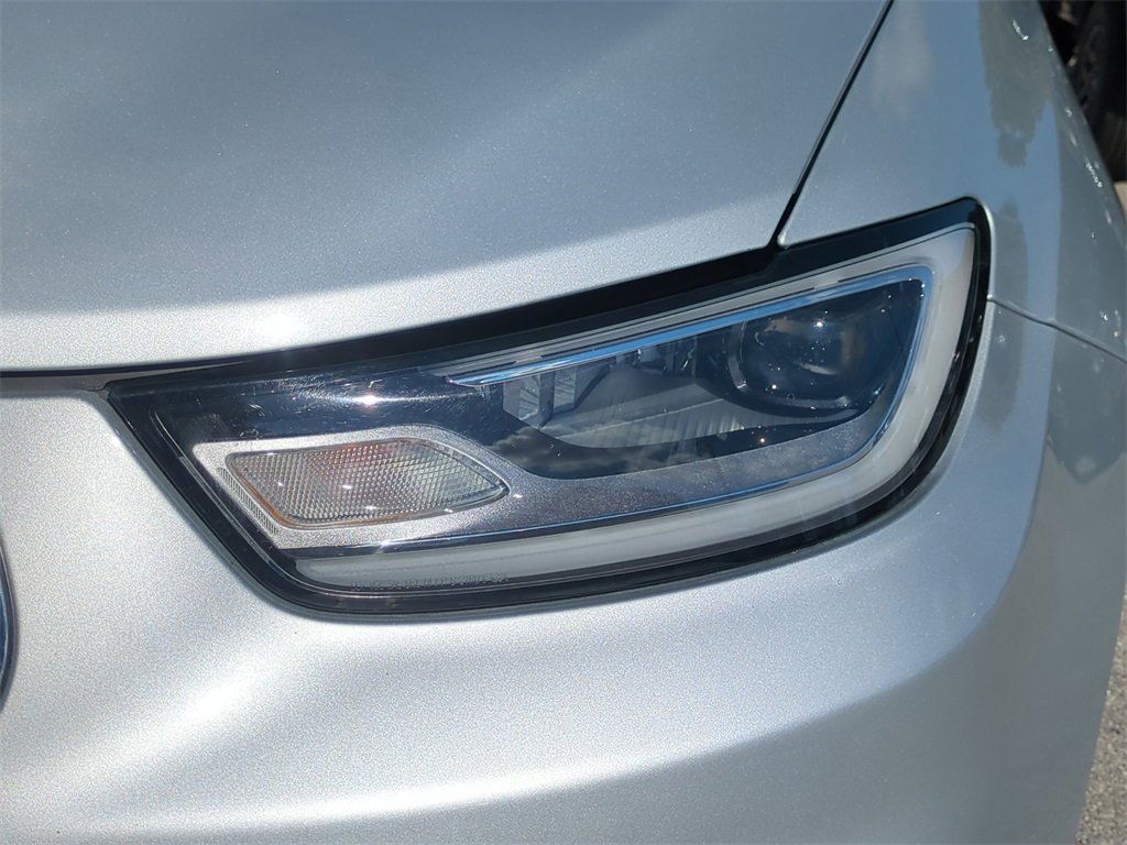 Used 2024 Chrysler Pacifica Touring-L image 11