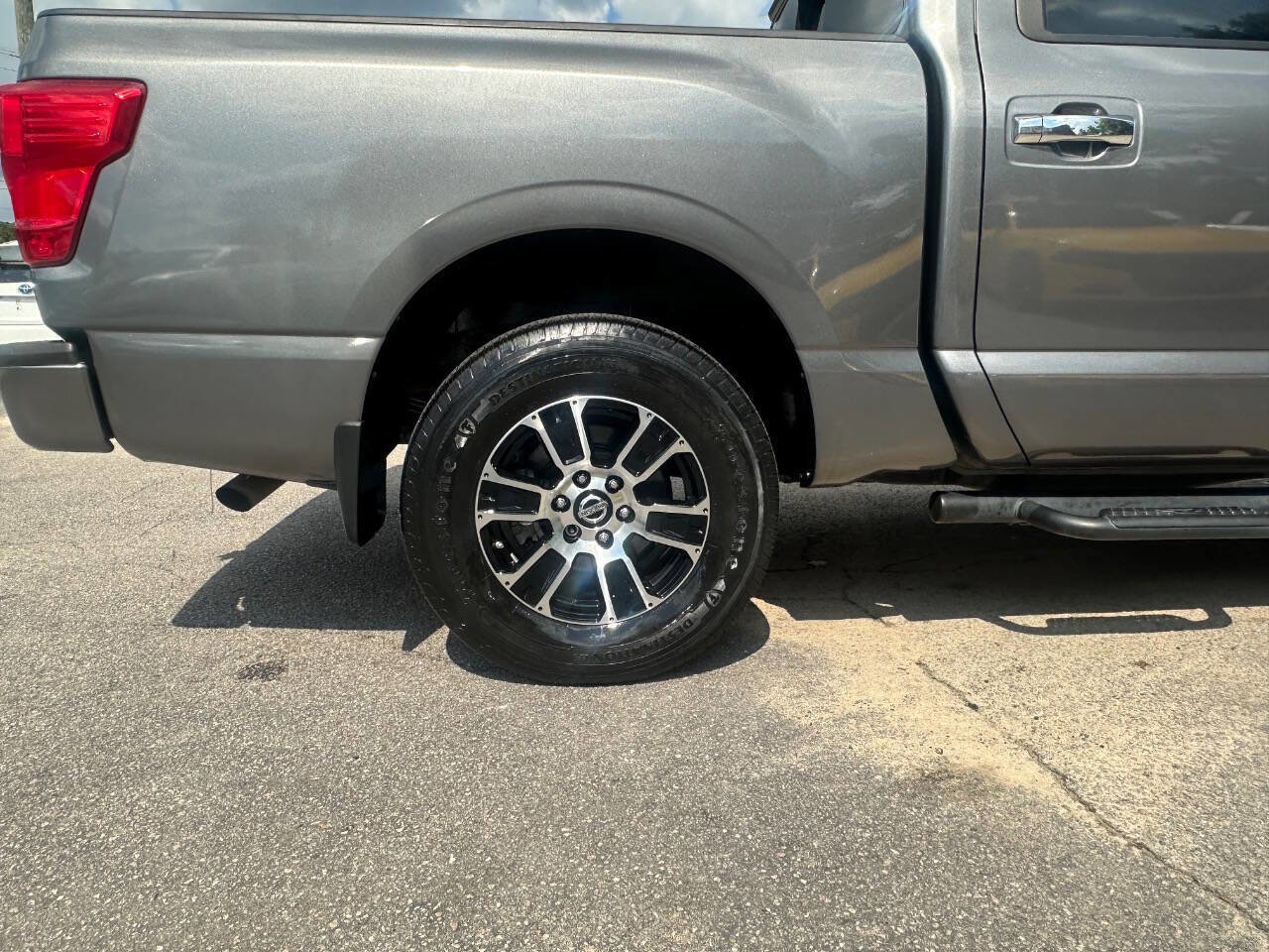 Used 2021 Nissan Titan SV w/ SV Convenience Package image 36