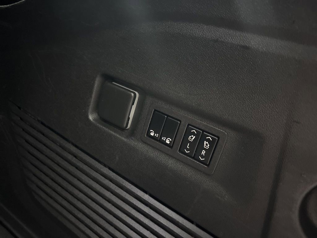 Used 2023 Chevrolet Suburban Premier image 6