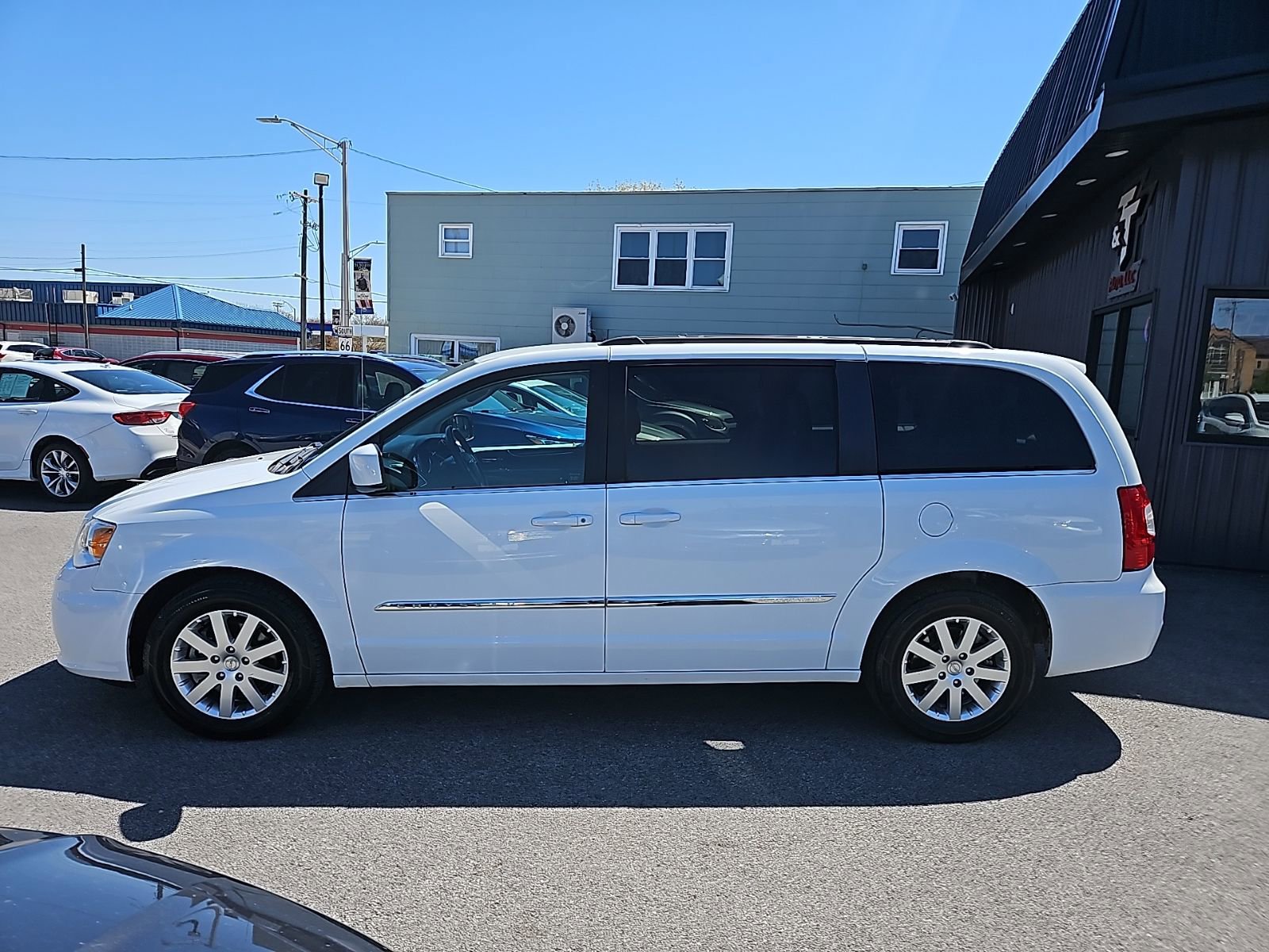Used 2016 Chrysler Town & Country Touring FWD image 3
