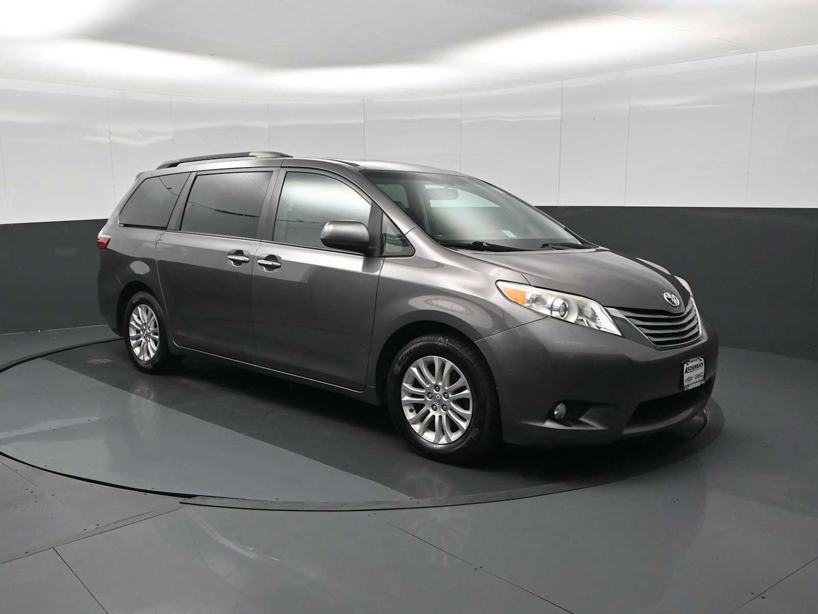 Used 2015 Toyota Sienna XLE image 1
