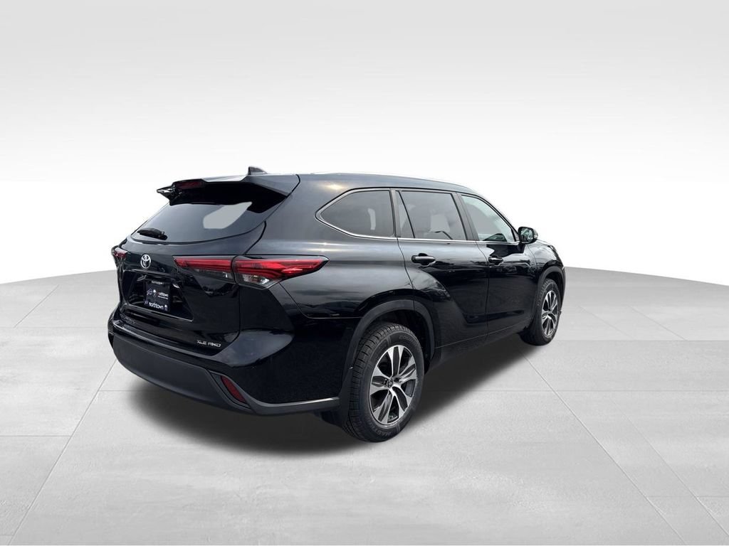 Used 2023 Toyota Highlander XLE AWD/4WD image 6