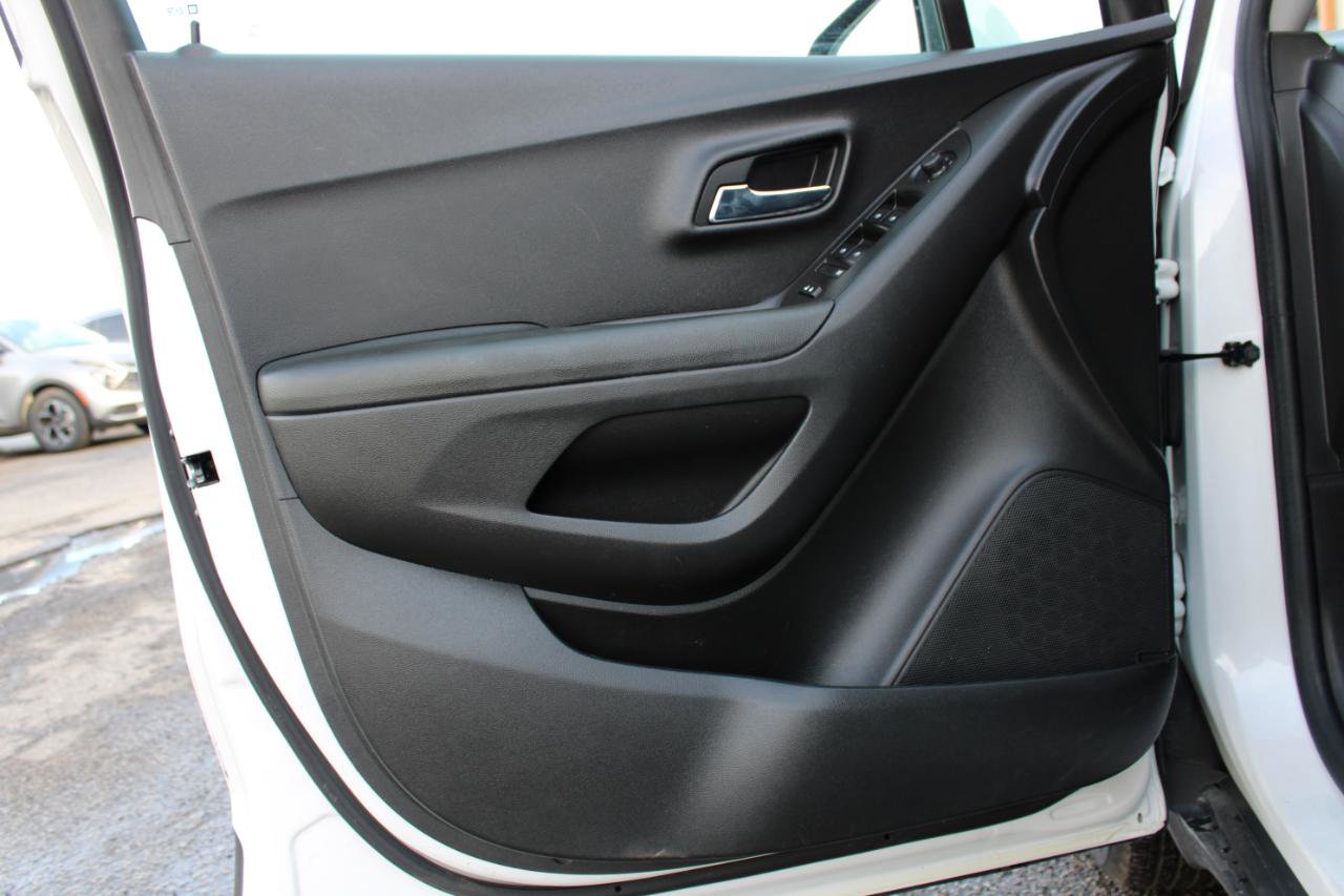 Used 2021 Chevrolet Trax LT w/ LT Convenience Package image 13