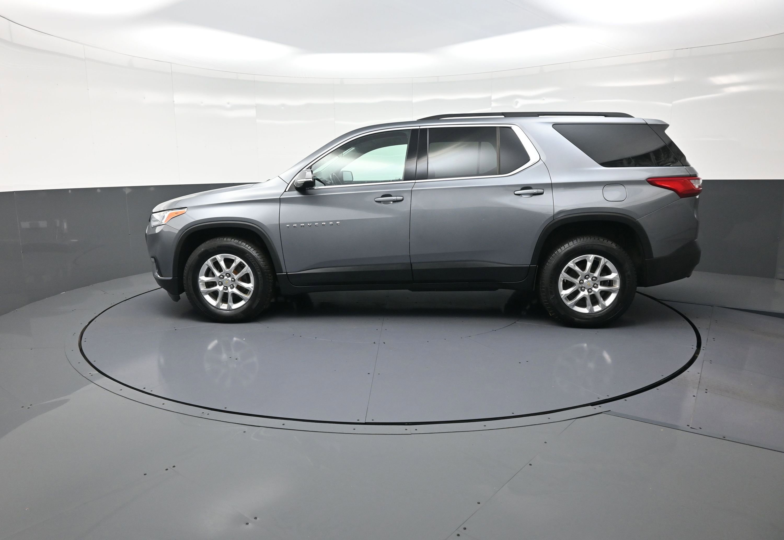 Used 2020 Chevrolet Traverse LT w/ LPO, Black Accent Package image 6
