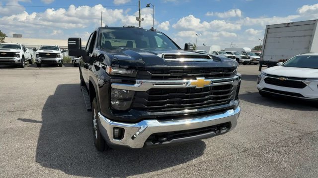 Used 2025 Chevrolet Silverado 2500 LT w/ Convenience Package AWD/4WD image 3