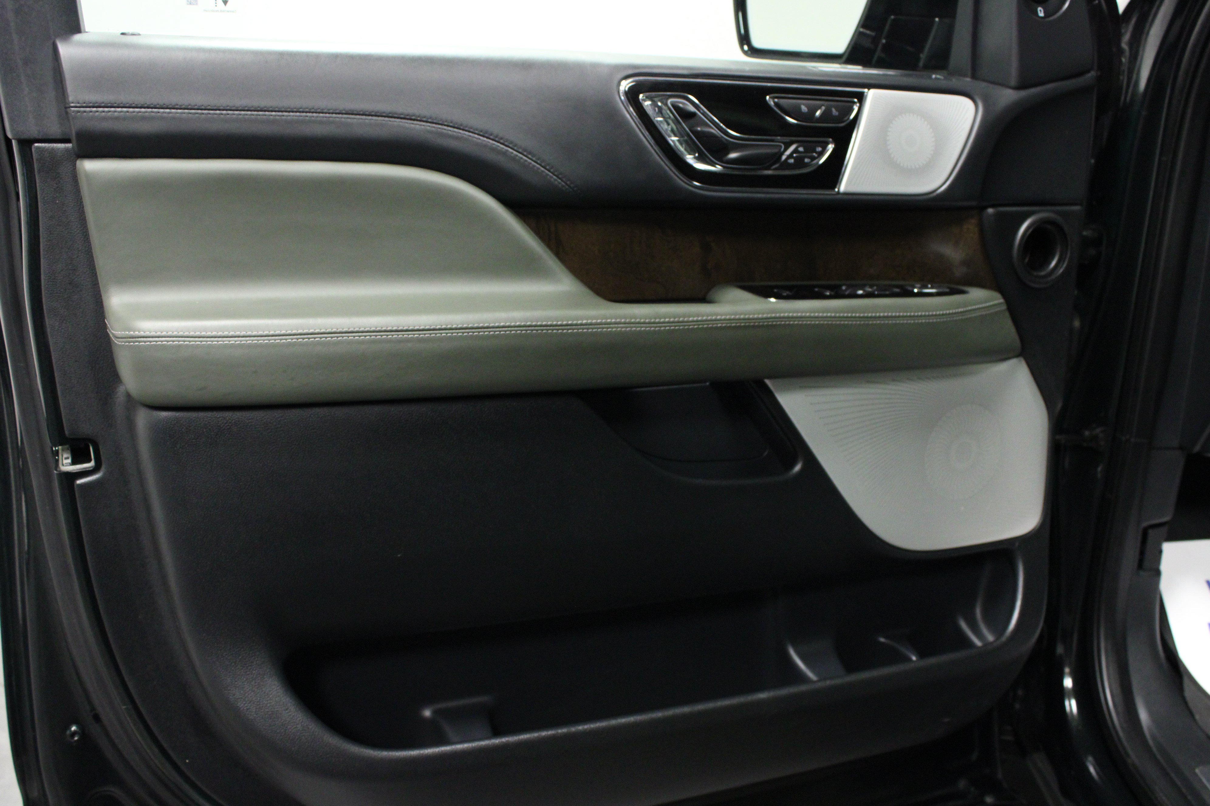 Used 2022 Lincoln Navigator L Black Label AWD/4WD image 11