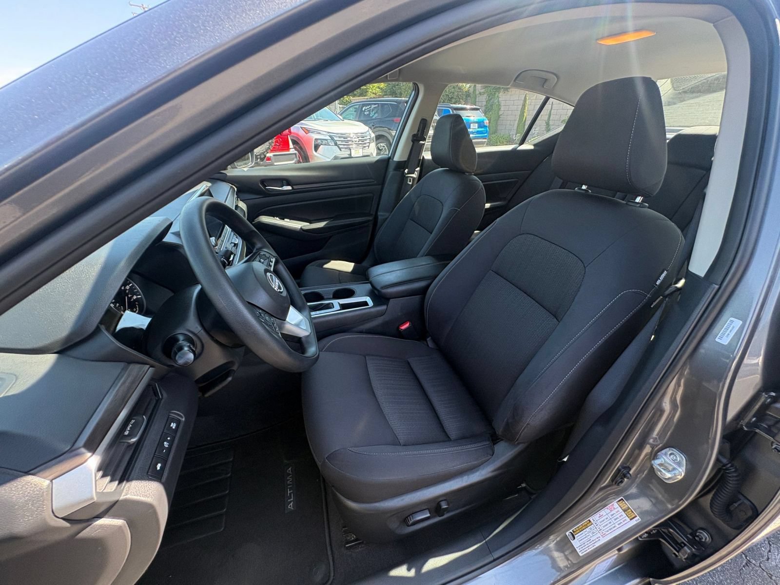 Used 2025 Nissan Altima 2.5 SV FWD image 37
