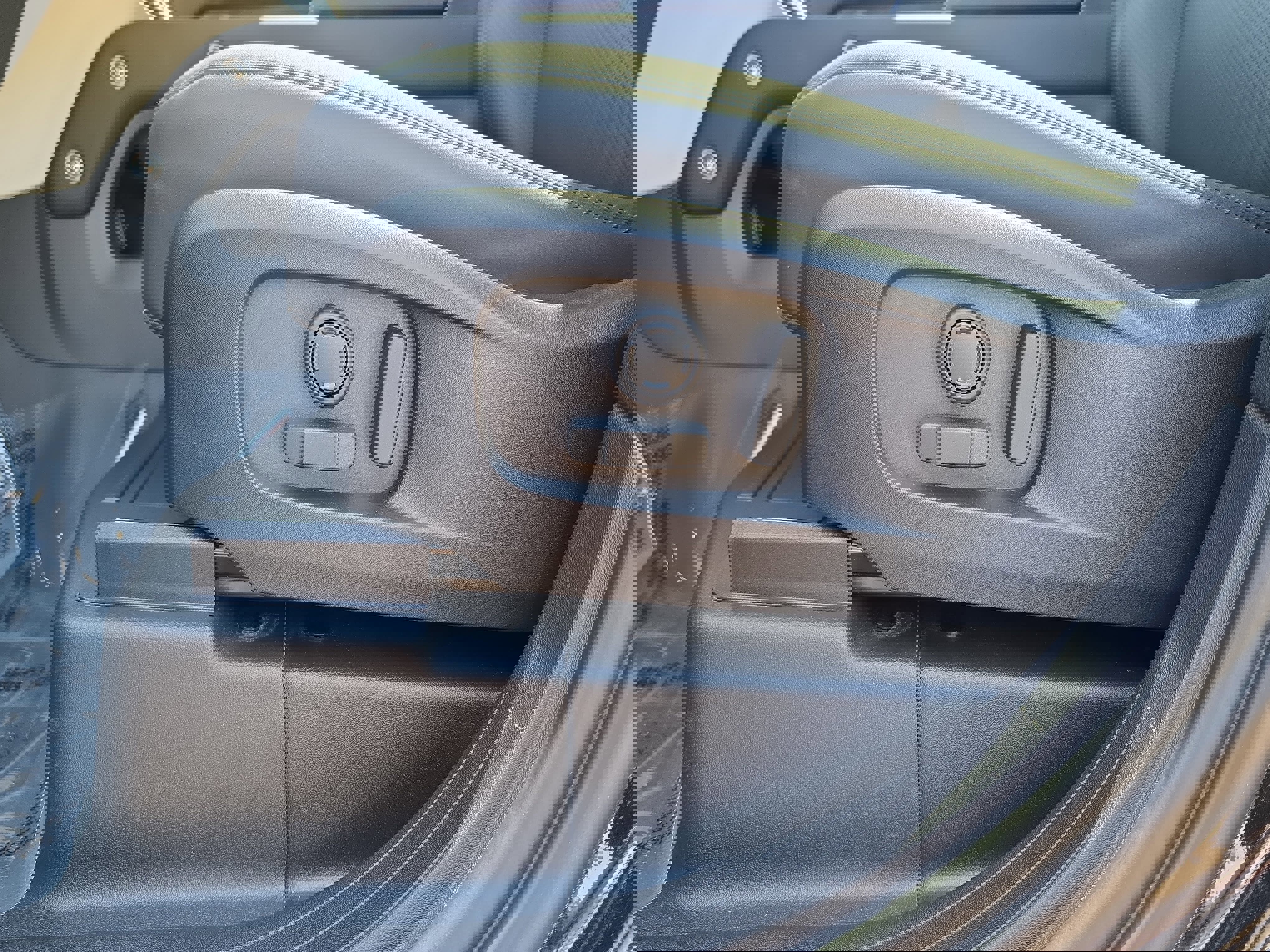 Used 2025 Land Rover Defender 110 S image 28