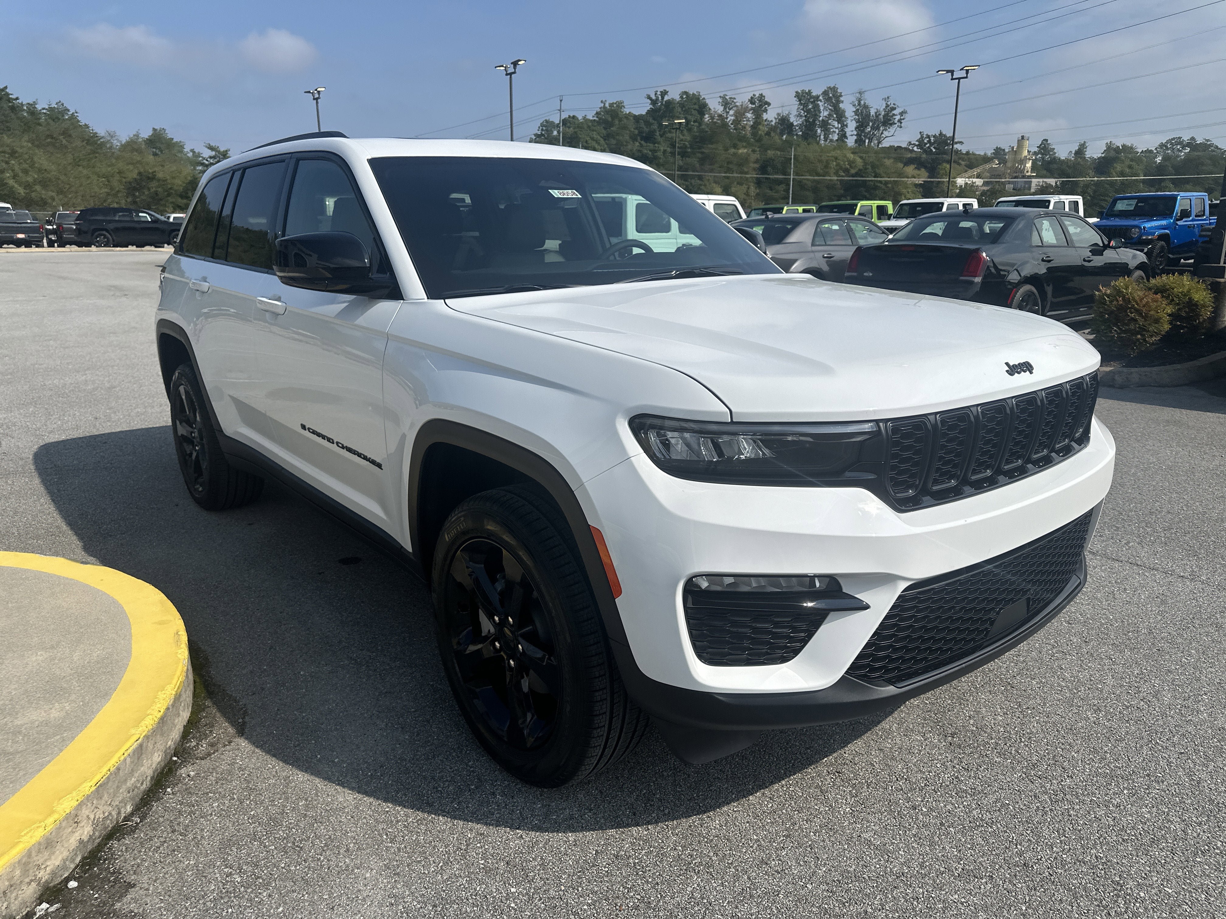 New 2025 Jeep Grand Cherokee Limited w/ Black Appearance Package AWD/4WD image 4