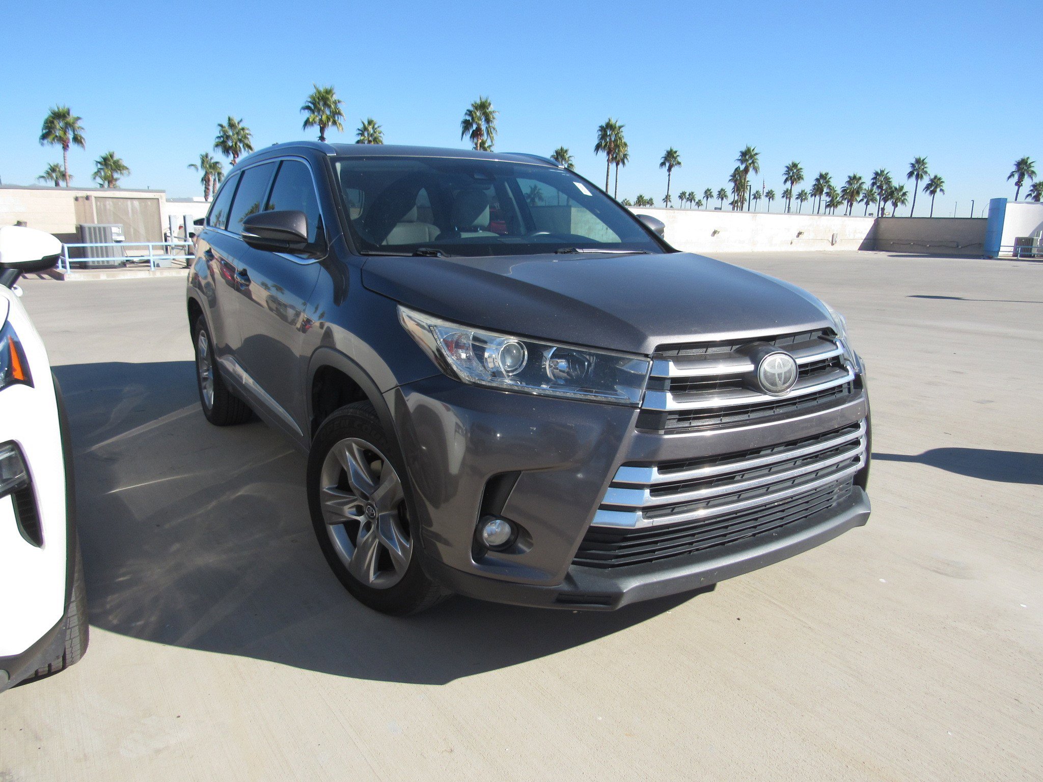Used 2017 Toyota Highlander Limited Platinum image 2