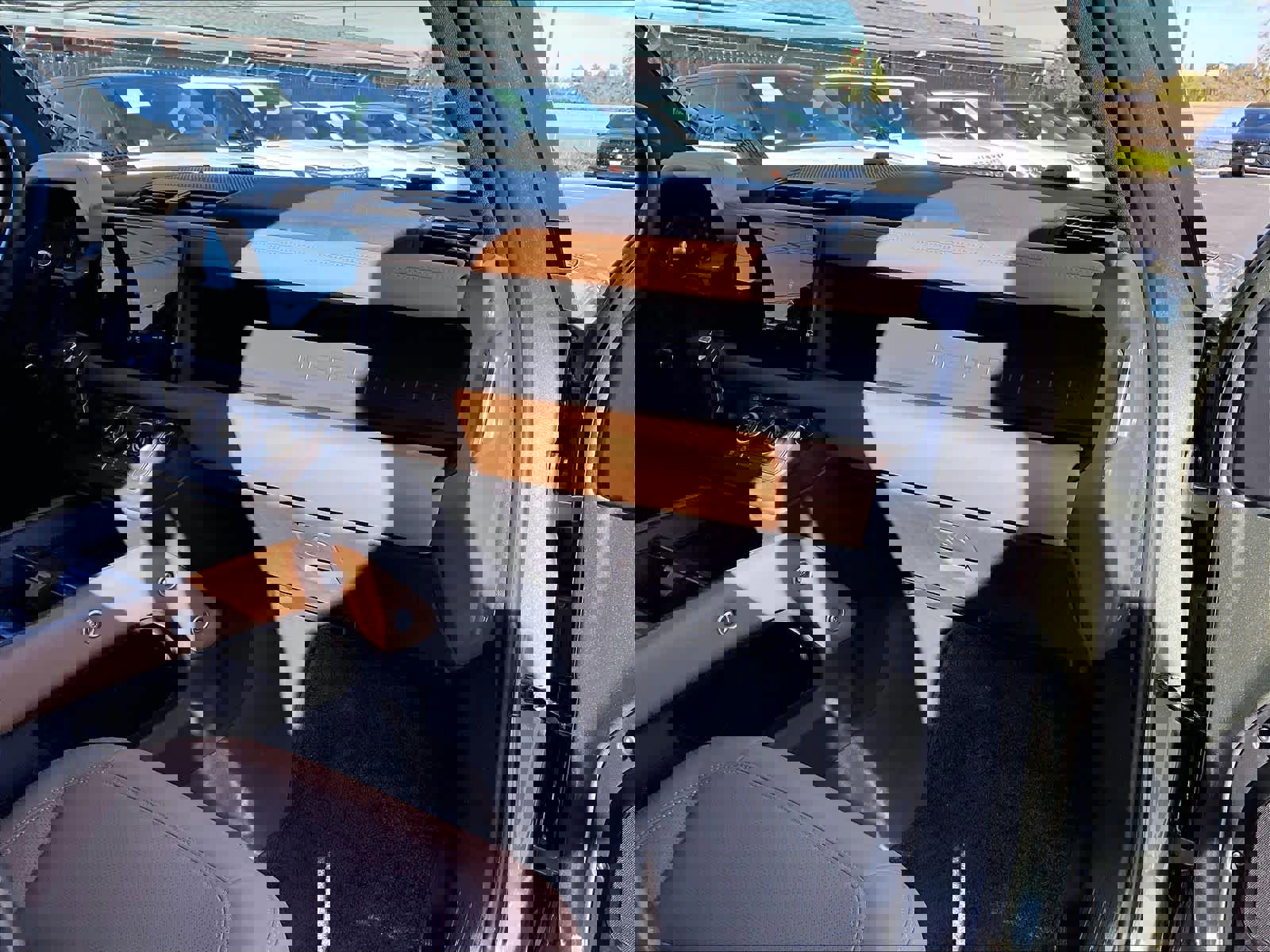 Used 2025 Land Rover Defender 110 X-Dynamic SE image 17