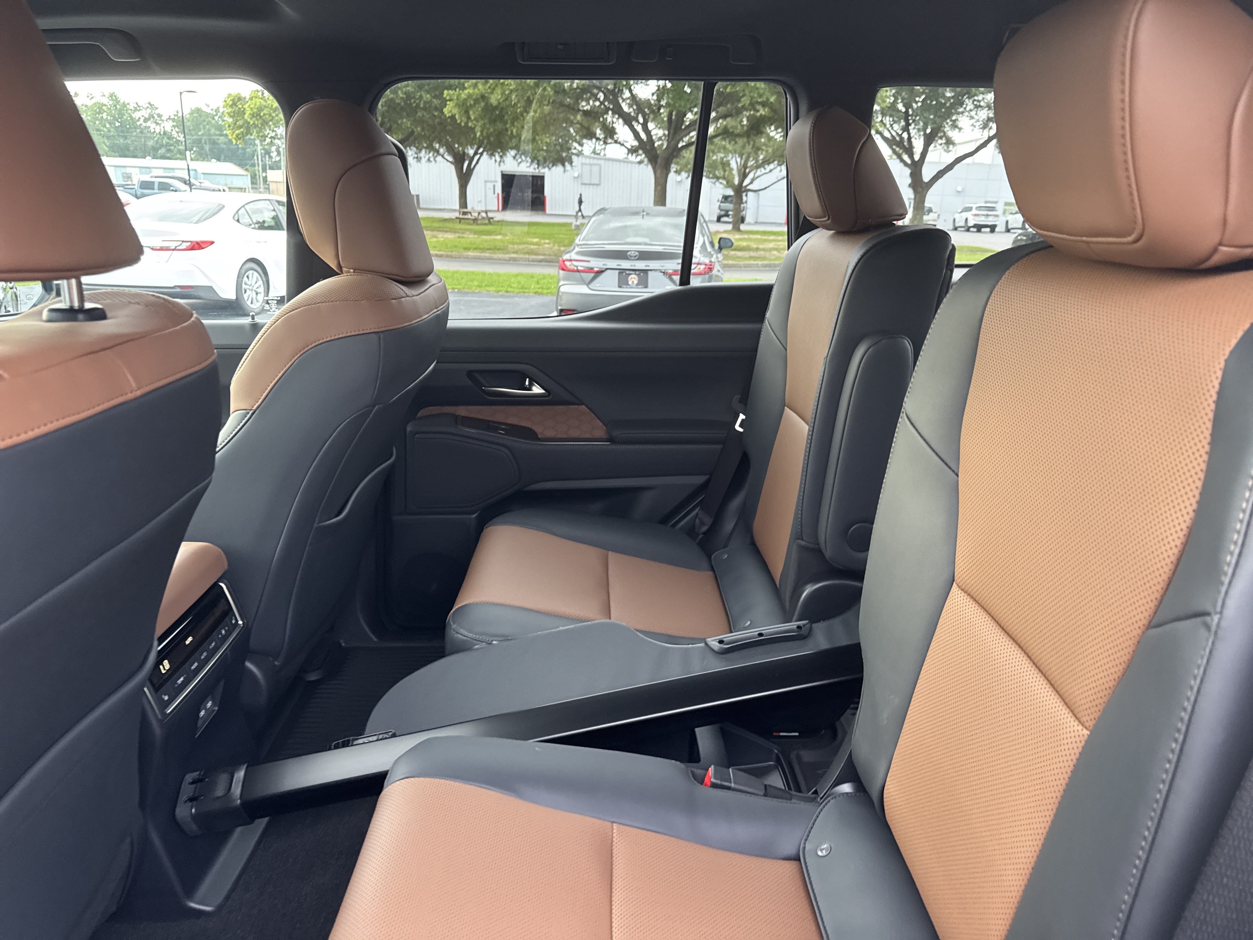 Used 2026 Lexus GX 550 w/ Accessory Package (2T) AWD/4WD image 24