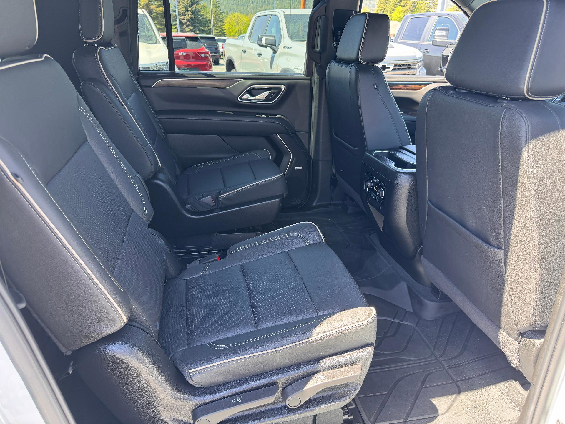 Used 2024 Chevrolet Suburban Premier w/ Premium Package AWD/4WD image 24