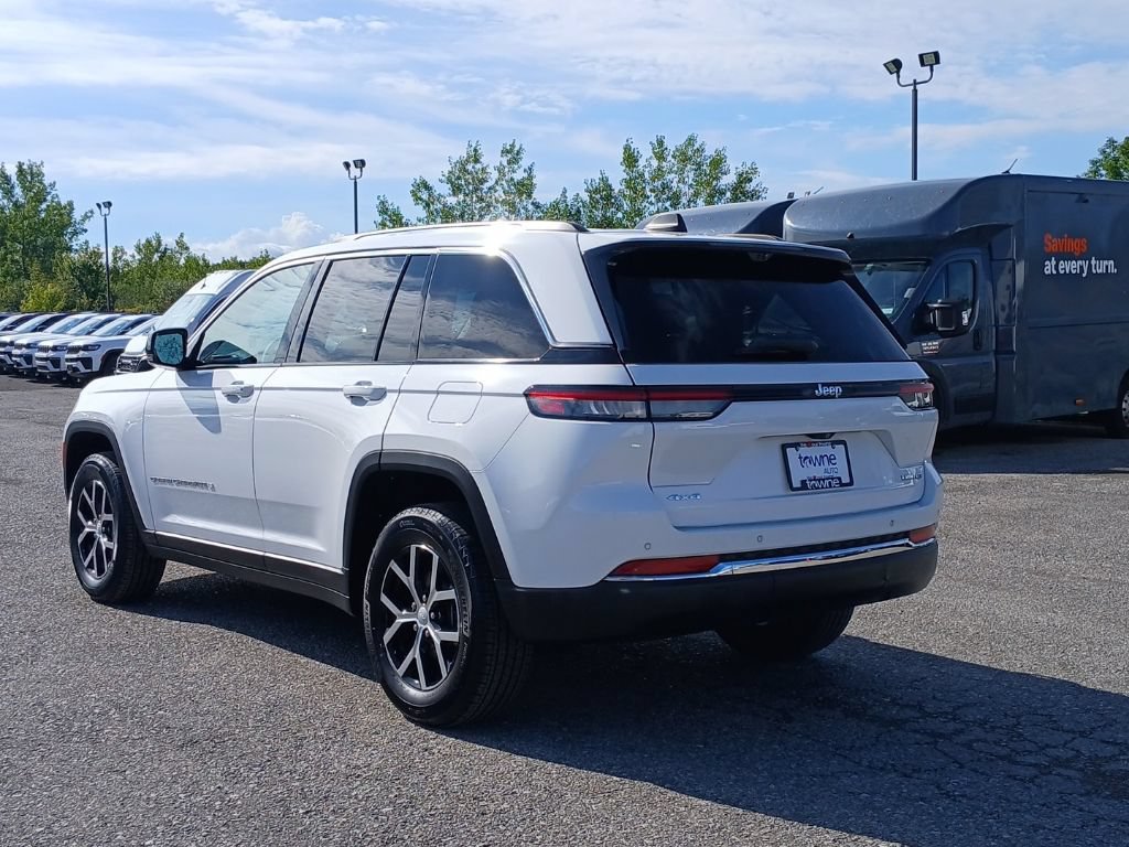 Used 2023 Jeep Grand Cherokee Limited w/ Luxury Tech Group II AWD/4WD image 7