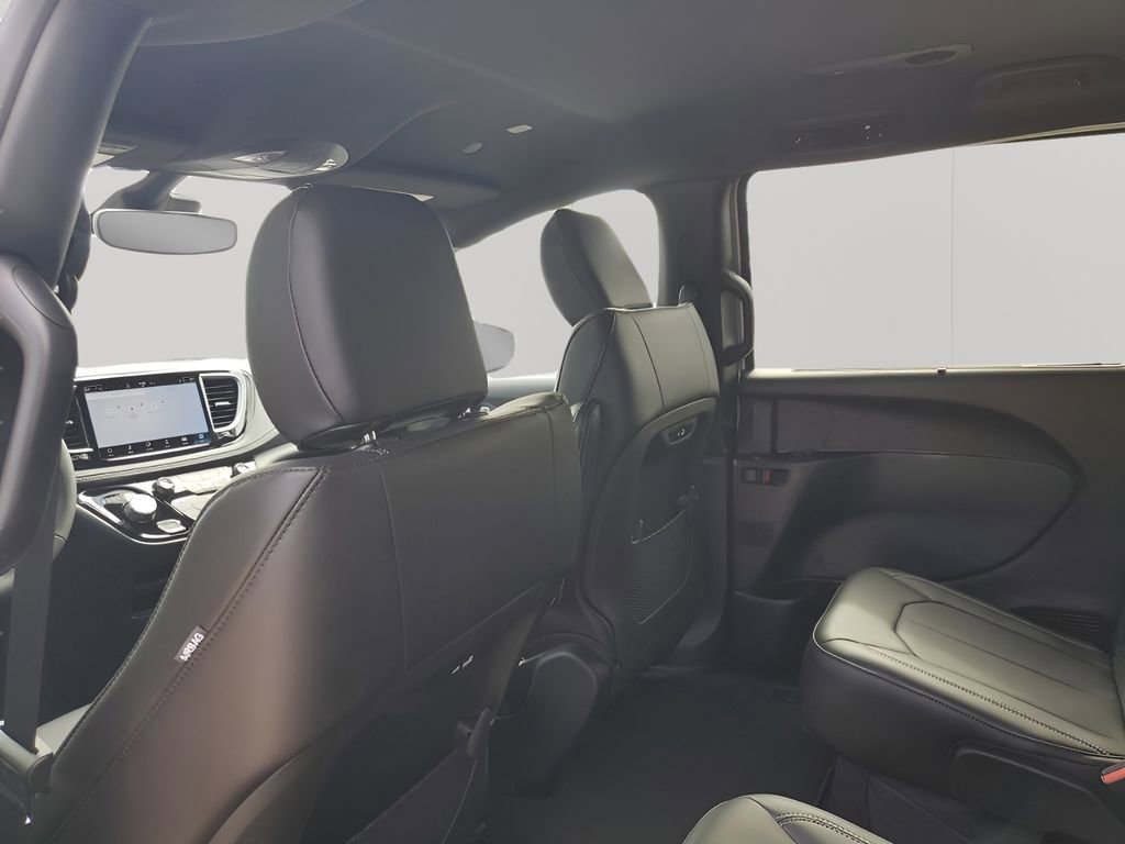 New 2026 Chrysler Pacifica Select FWD image 18