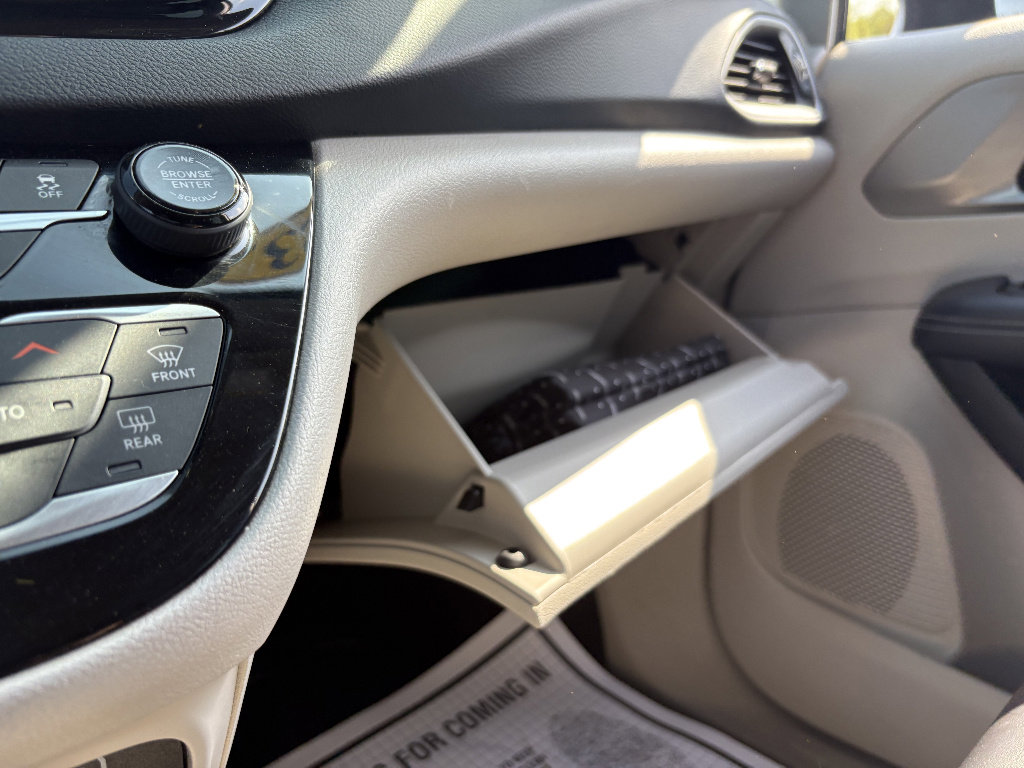 Used 2023 Chrysler Pacifica Touring-L image 36